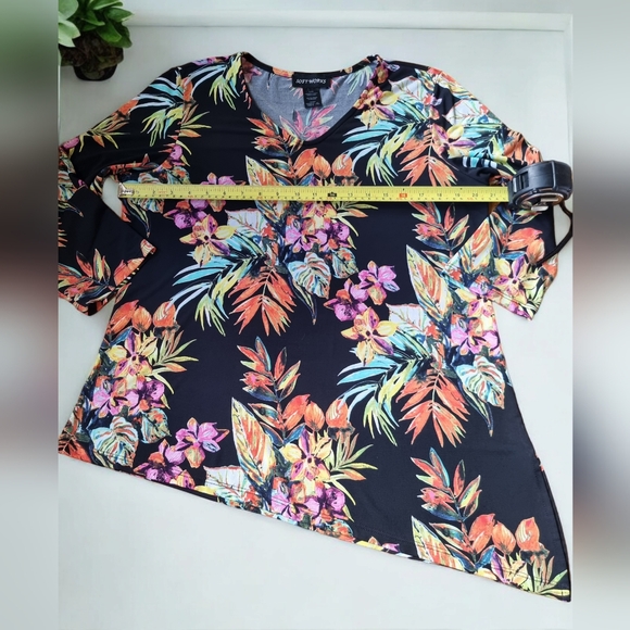 Soft Works Asymmetrical Hem Floral Top - Picture 4 of 8